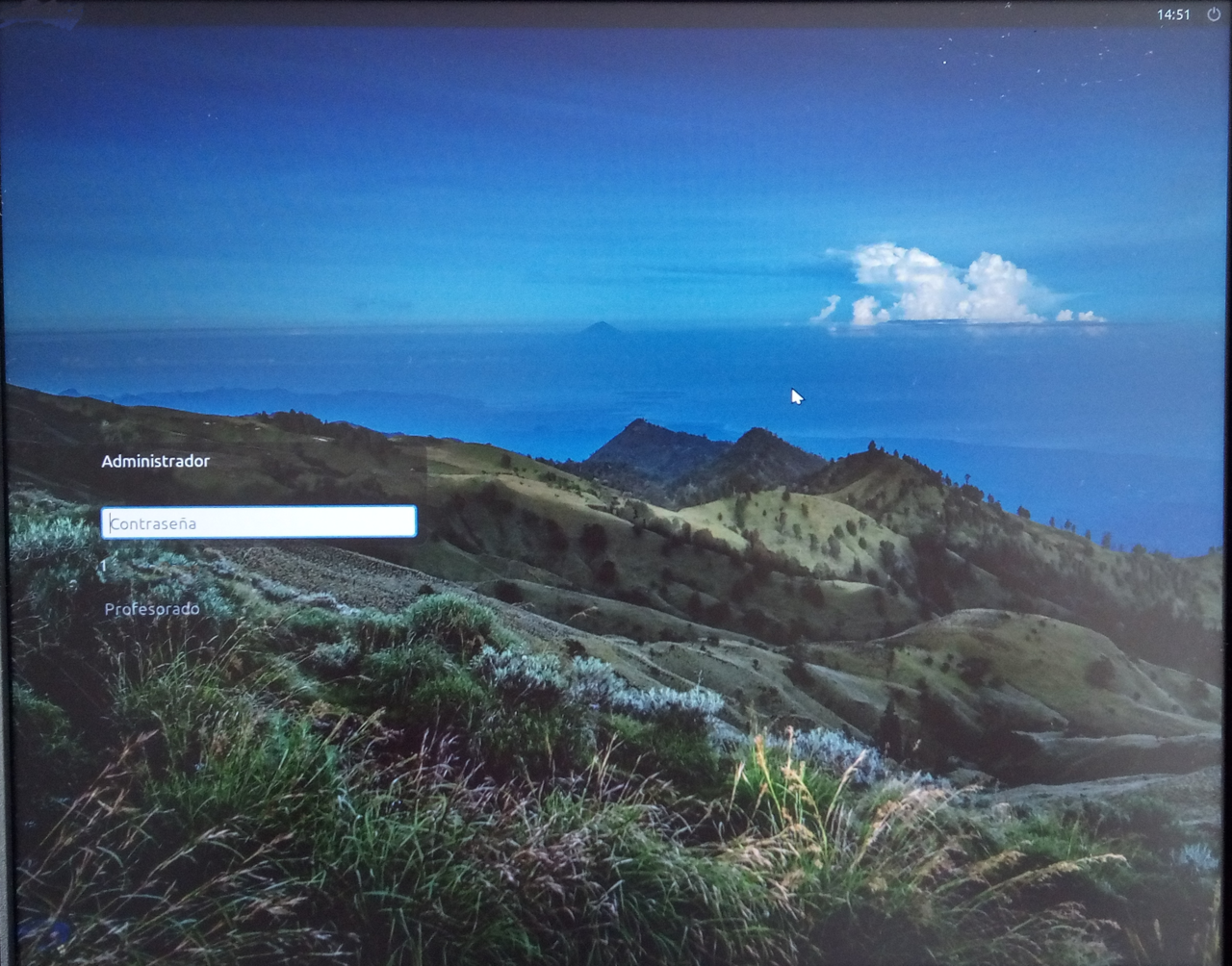 Pantalla de inicio de sesión de Linux Mint XFCE con paisaje de fondo y cuentas de usuario en el lateral izquierdo